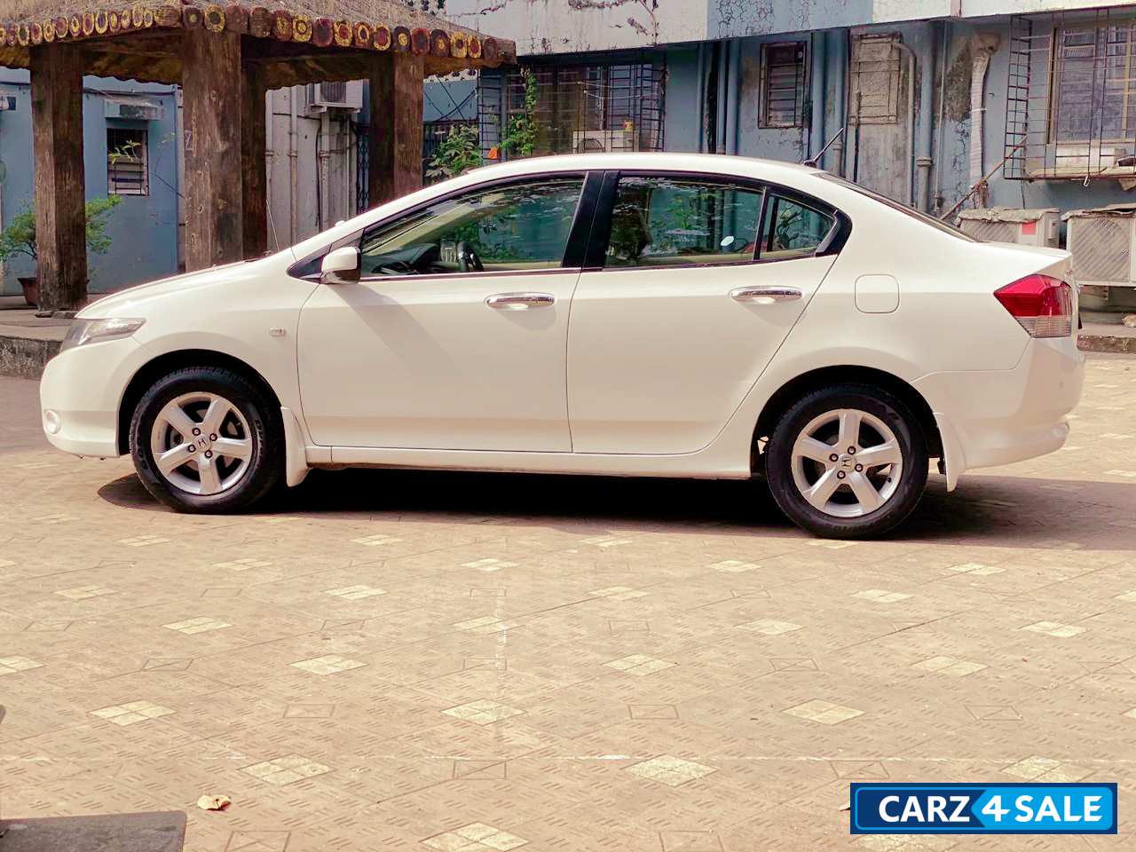White Honda City V AT