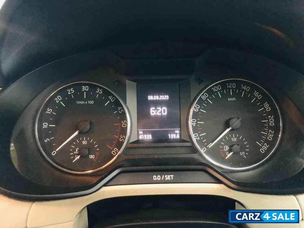 Magic Black Skoda Octavia Elegance 2.TDi At Magic Black Skoda Octavia Elegance 2.TDi At