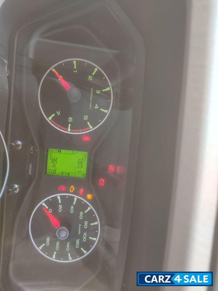 White Mahindra Scorpio S7 140 White Mahindra Scorpio S7 140