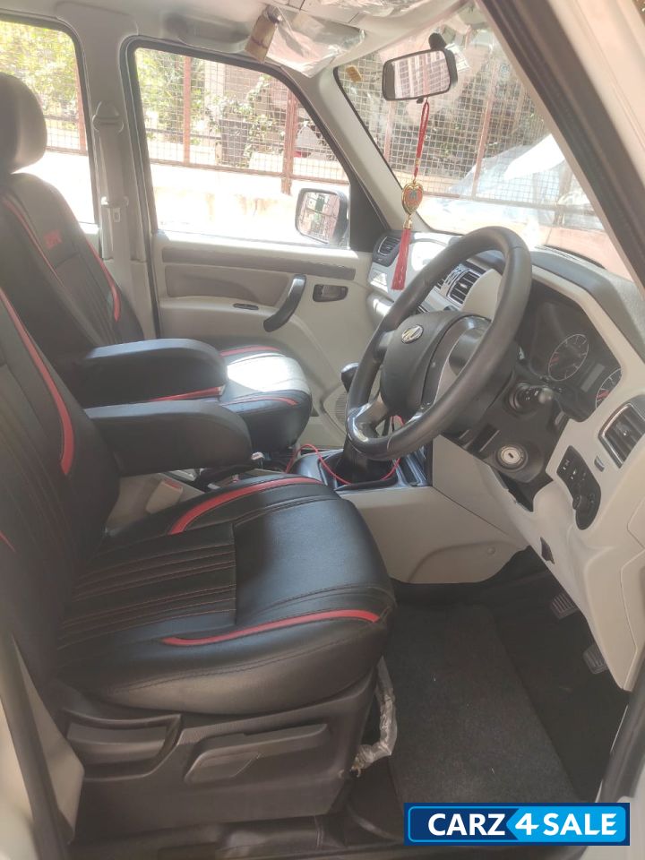 White Mahindra Scorpio S7 140 White Mahindra Scorpio S7 140