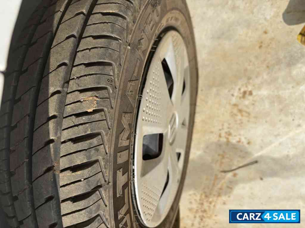 White Maruti Suzuki Alto K10 vxi White Maruti Suzuki Alto K10 vxi