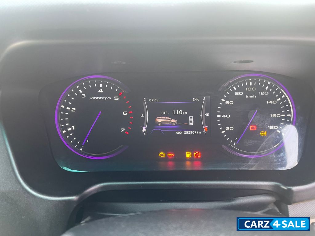 Pearl White Mahindra Marazzo M8 7 Seater Pearl White Mahindra Marazzo M8 7 Seater