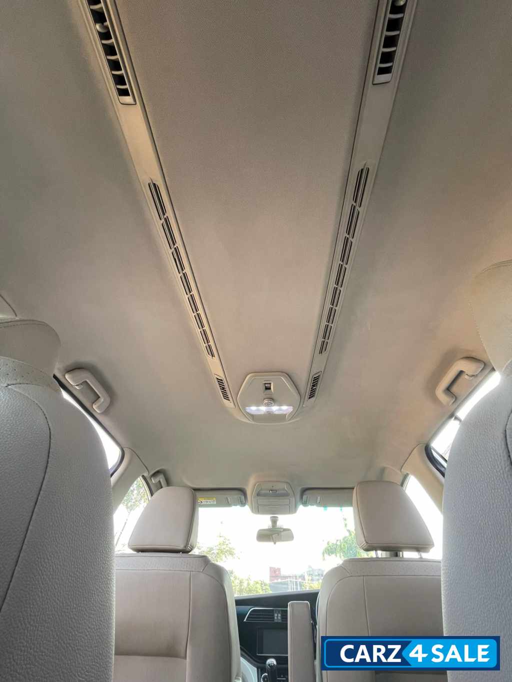 Pearl White Mahindra Marazzo M8 7 Seater Pearl White Mahindra Marazzo M8 7 Seater