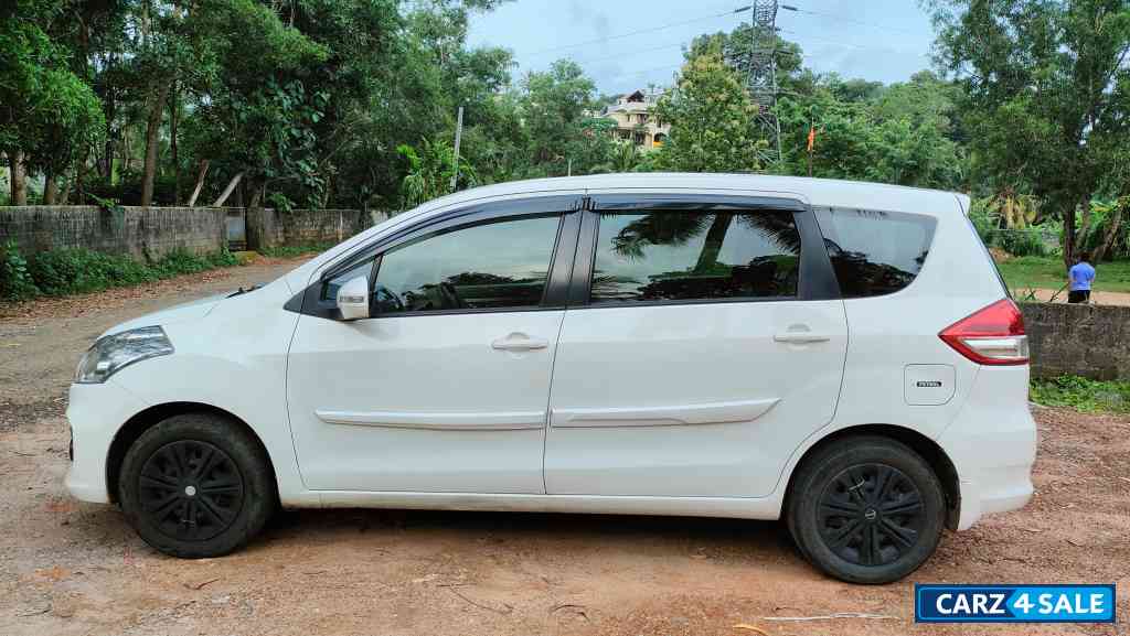 White Maruti Suzuki Ertiga VXI CNG 2016 White Maruti Suzuki Ertiga VXI CNG 2016