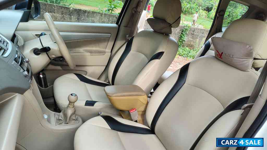 White Maruti Suzuki Ertiga VXI CNG 2016 White Maruti Suzuki Ertiga VXI CNG 2016
