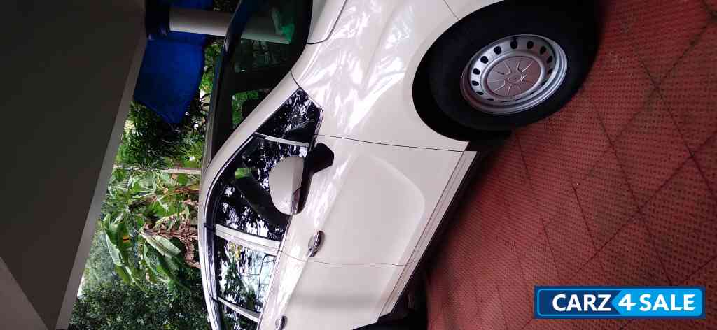 Pearl White Mahindra Marazzo M2 Pearl White Mahindra Marazzo M2