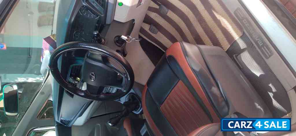 Pearl White Mahindra Marazzo M2 Pearl White Mahindra Marazzo M2