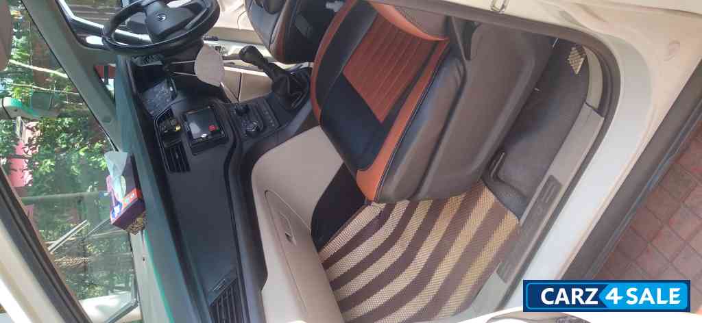 Pearl White Mahindra Marazzo M2 Pearl White Mahindra Marazzo M2