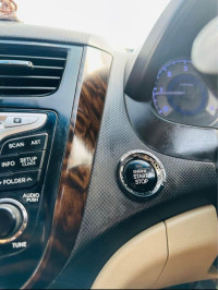 Whait Hyundai Verna sx1.6 opt