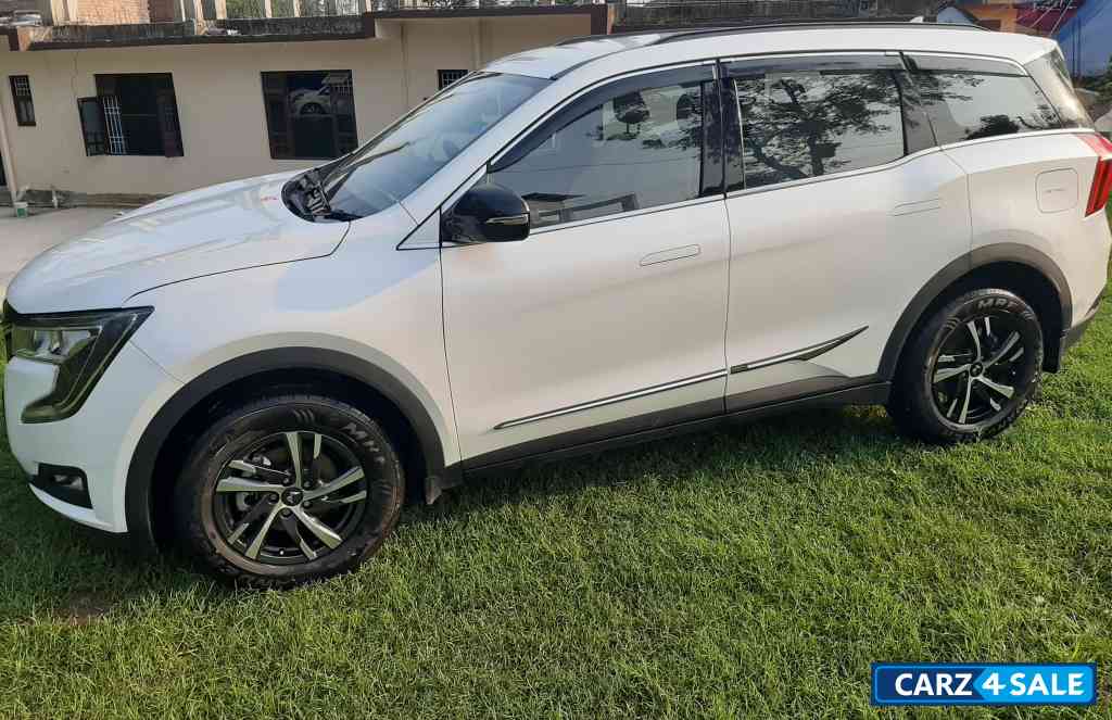 White Mahindra XUV700 Mx(petrol),5 star safety rating vehicle White Mahindra XUV700 Mx(petrol),5 star safety rating vehicle