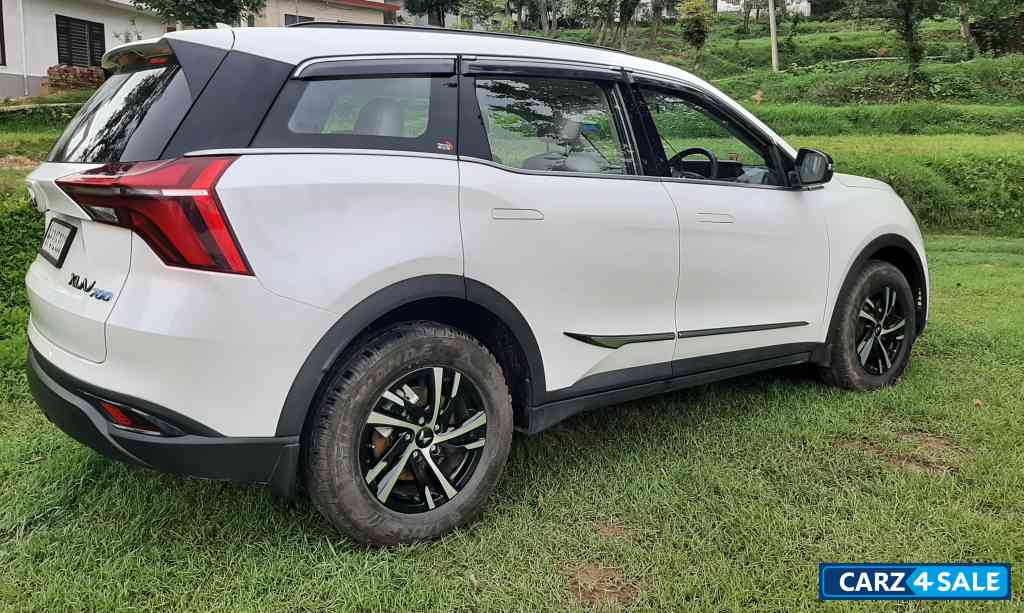 White Mahindra XUV700 Mx(petrol),5 star safety rating vehicle White Mahindra XUV700 Mx(petrol),5 star safety rating vehicle
