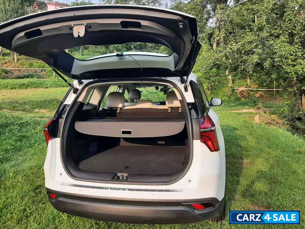 White Mahindra XUV700 Mx(petrol),5 star safety rating vehicle White Mahindra XUV700 Mx(petrol),5 star safety rating vehicle