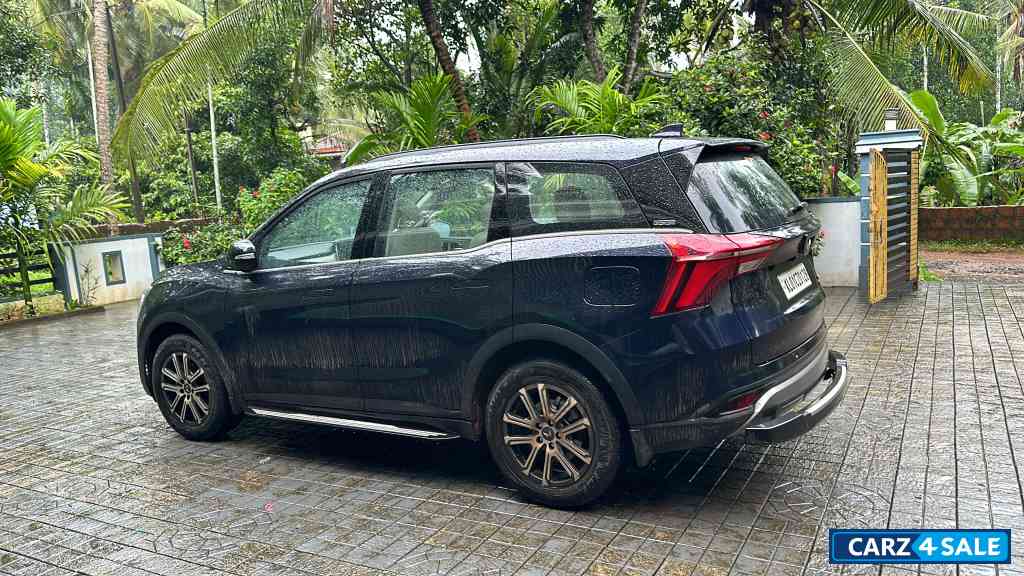 Midnight Black Mahindra XUV700 AX7 MT