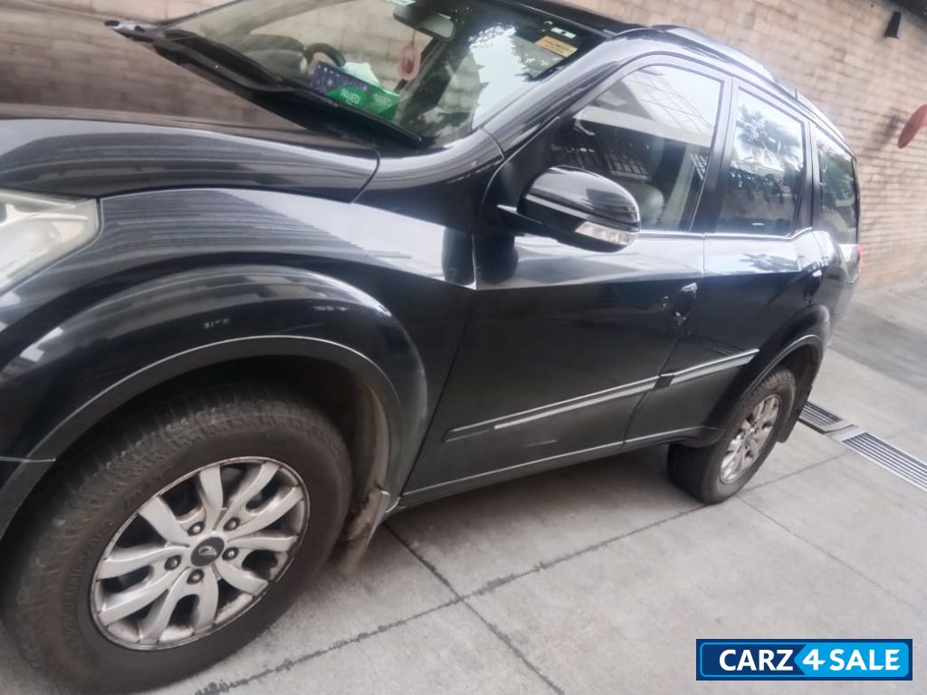 Black Mahindra XUV 500 W10 Black Mahindra XUV 500 W10