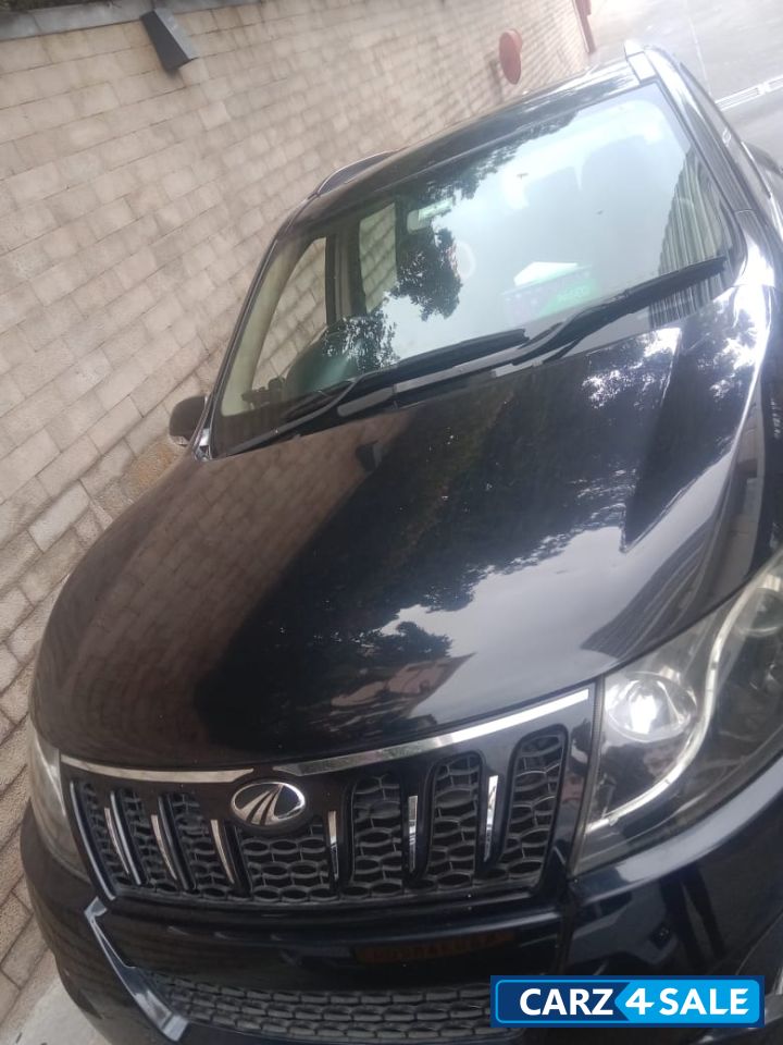 Black Mahindra XUV 500 W10 Black Mahindra XUV 500 W10