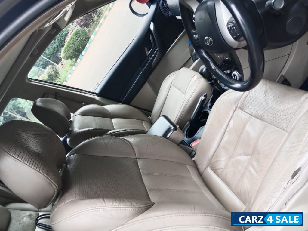 Black Mahindra XUV 500 W10 Black Mahindra XUV 500 W10