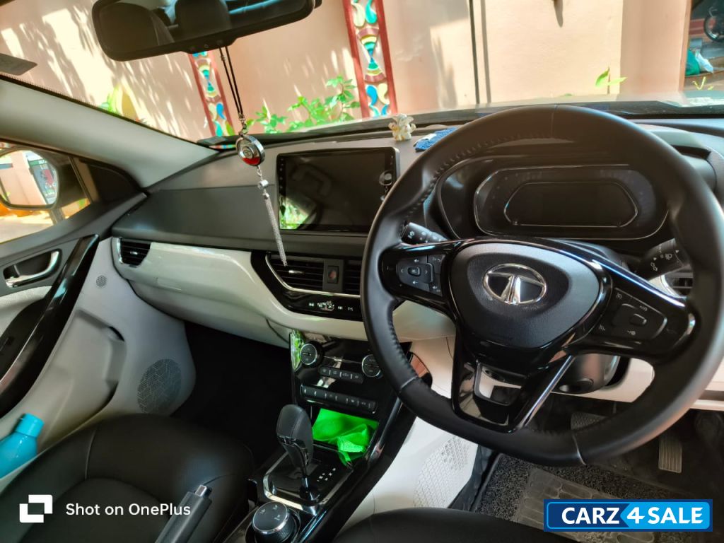 White Tata Nexon XZA + LUXS AMT Diesel White Tata Nexon XZA + LUXS AMT Diesel