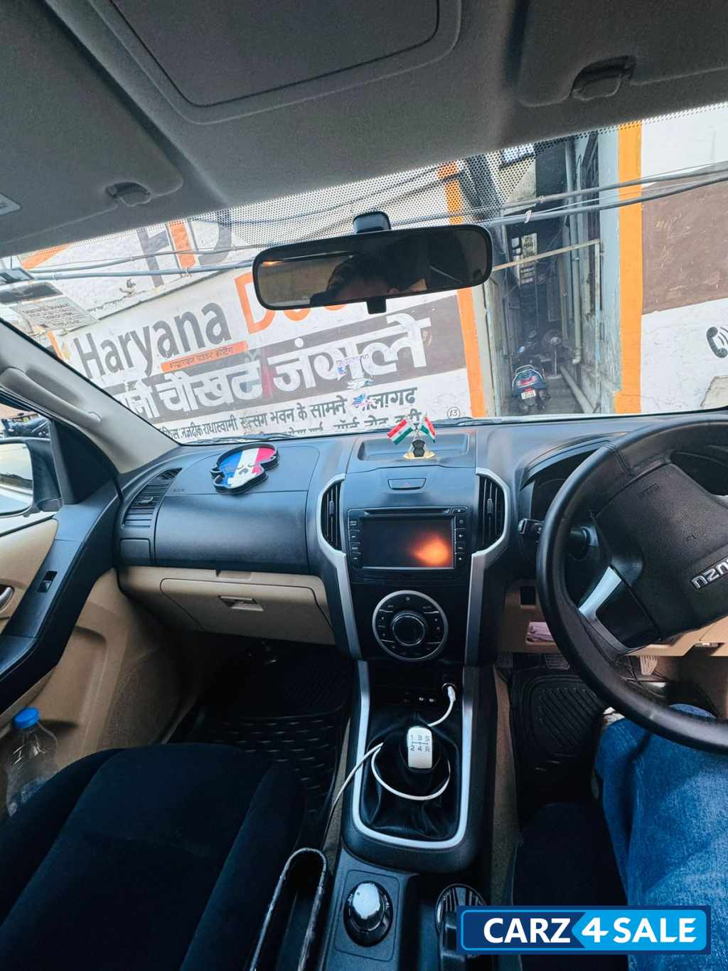 White Isuzu D-Max V-Cross 4x4 White Isuzu D-Max V-Cross 4x4