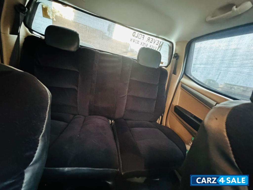 White Isuzu D-Max V-Cross 4x4 White Isuzu D-Max V-Cross 4x4