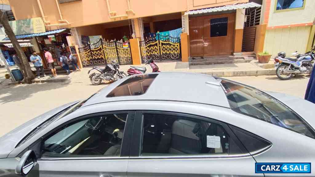 Silver Hyundai Verna Sxo crdi 1.6 DSL Silver Hyundai Verna Sxo crdi 1.6 DSL