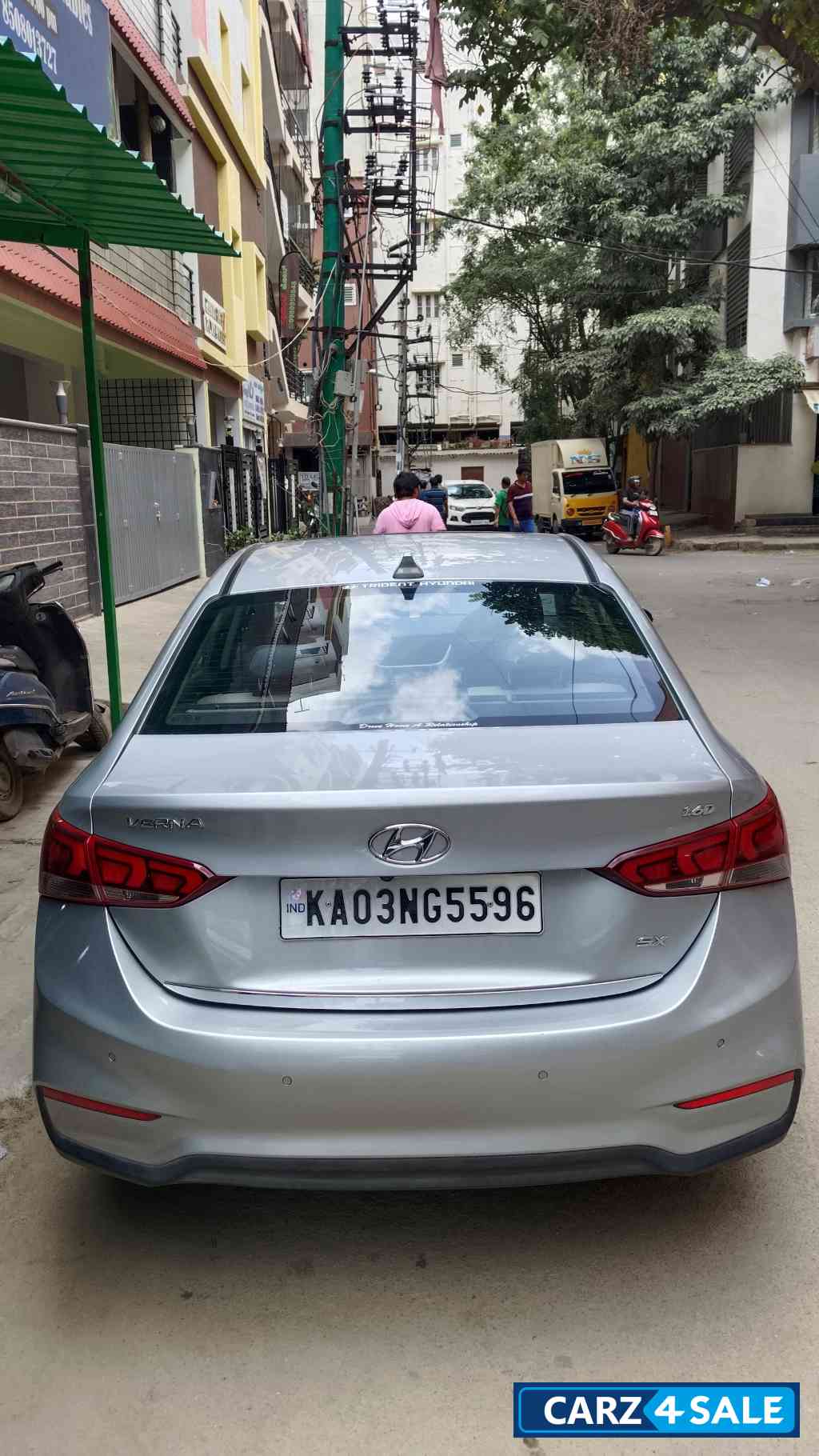 Silver Hyundai Verna Sxo crdi 1.6 DSL Silver Hyundai Verna Sxo crdi 1.6 DSL