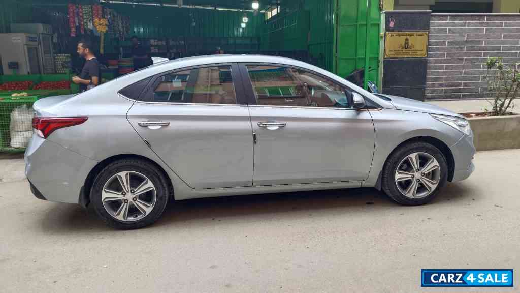 Silver Hyundai Verna Sxo crdi 1.6 DSL Silver Hyundai Verna Sxo crdi 1.6 DSL