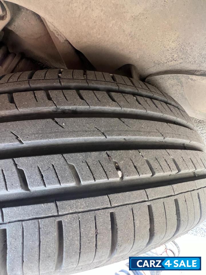 White Tata Harrier XZA+ White Tata Harrier XZA+