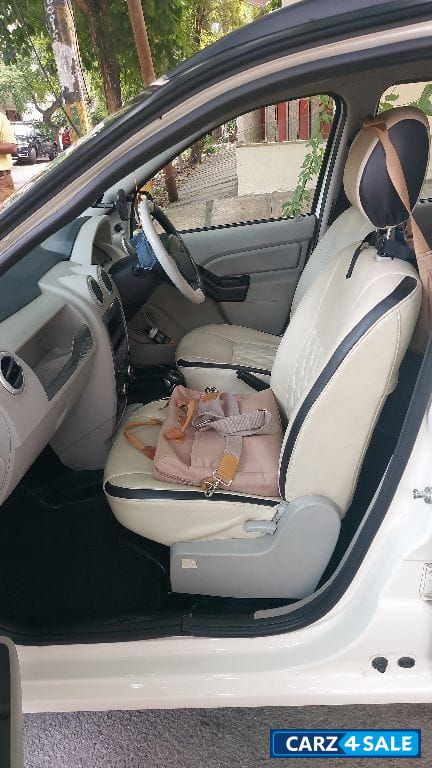 White Mahindra eVerito d2 White Mahindra eVerito d2