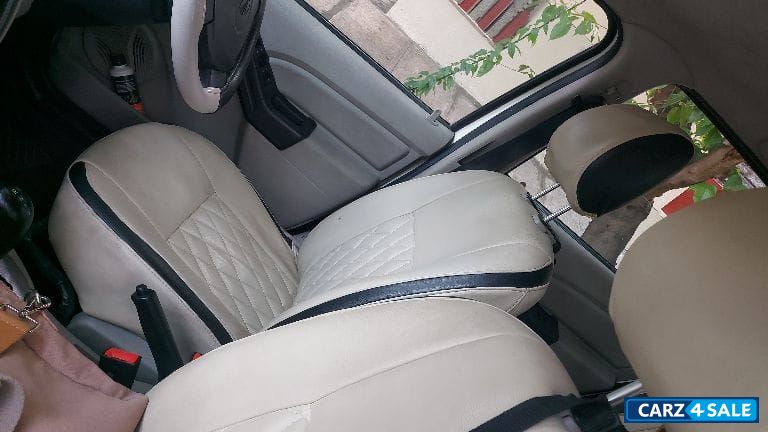 White Mahindra eVerito d2 White Mahindra eVerito d2