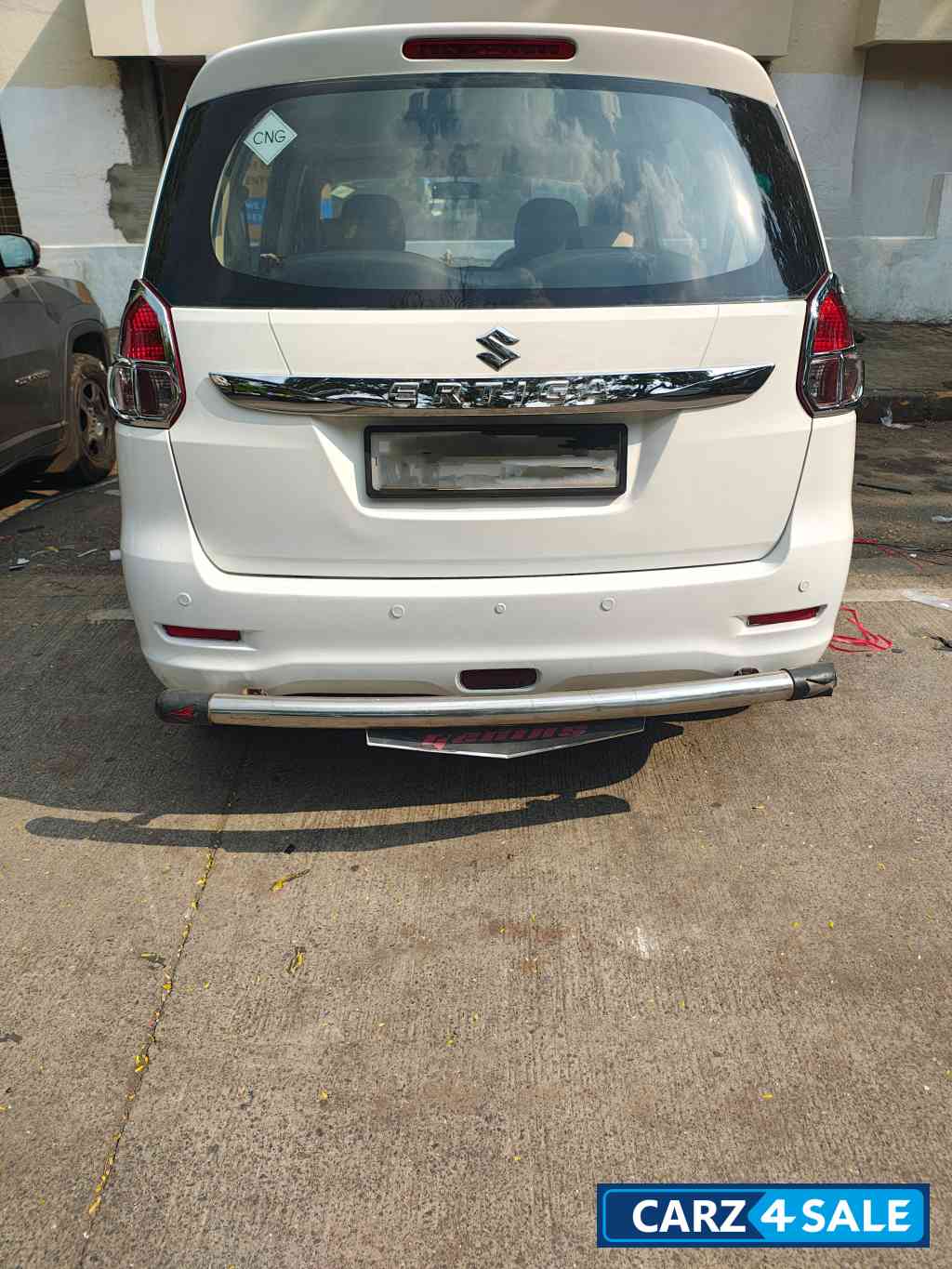 White Maruti Suzuki Ertiga VXI CNG White Maruti Suzuki Ertiga VXI CNG