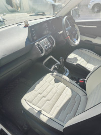 White Kia Sonet HTK 1.2