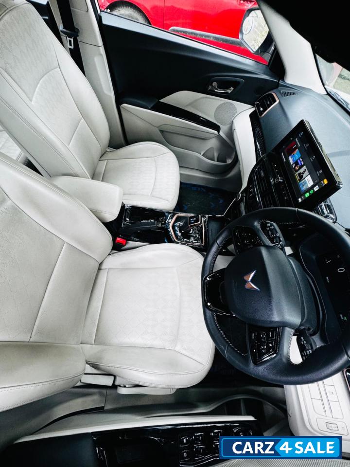 White Mahindra XUV400 Long range White Mahindra XUV400 Long range