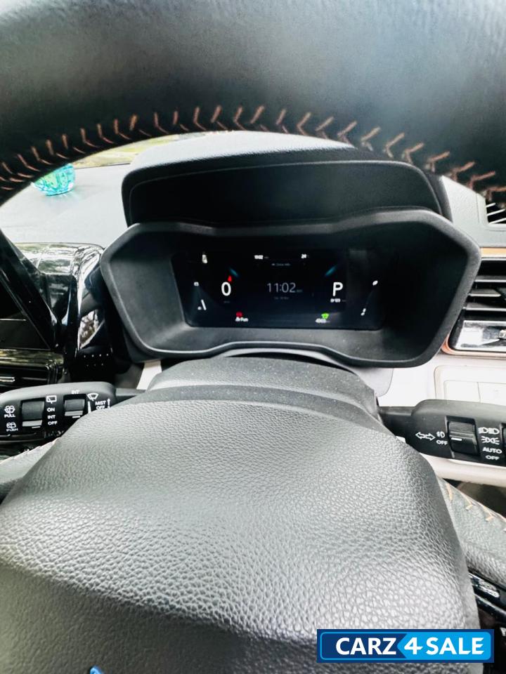 White Mahindra XUV400 Long range White Mahindra XUV400 Long range