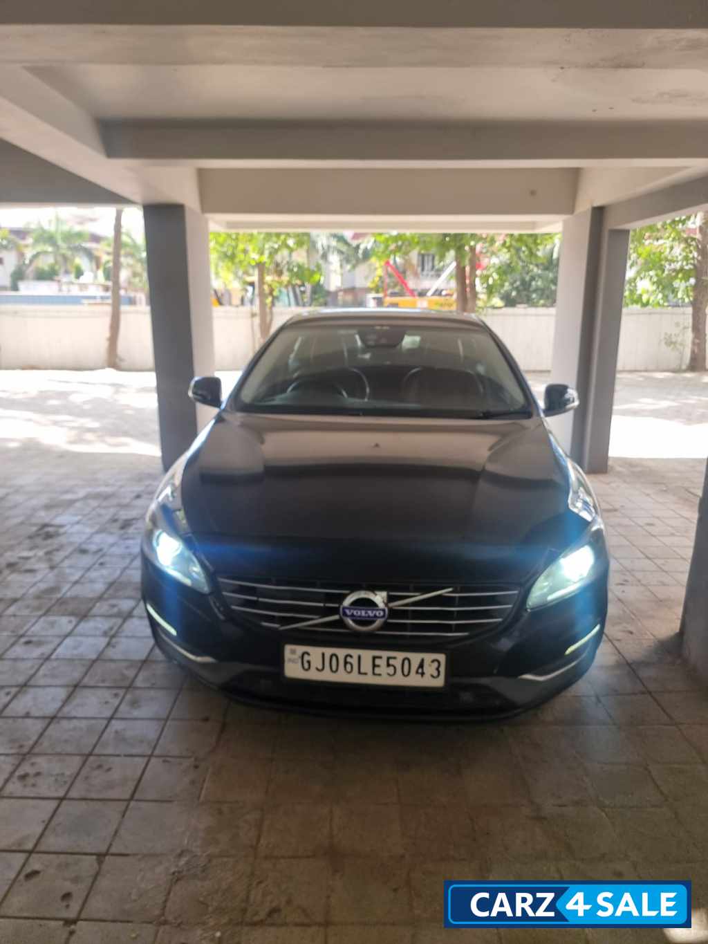 Black Volvo S60 CORSSCOUNTRY