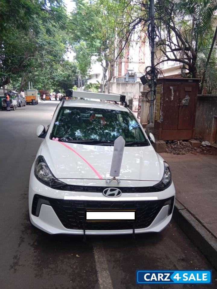 White Hyundai Aura CNG SX White Hyundai Aura CNG SX