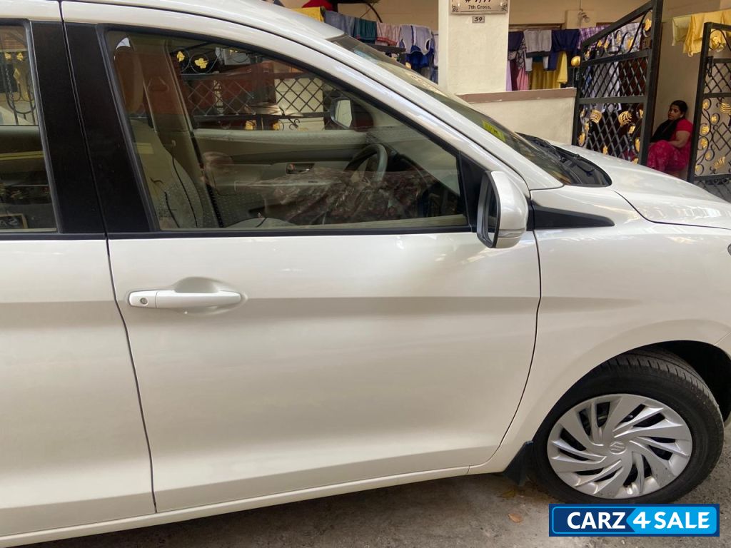 Pearl Arctic White Maruti Suzuki Ertiga VXICNG Pearl Arctic White Maruti Suzuki Ertiga VXICNG