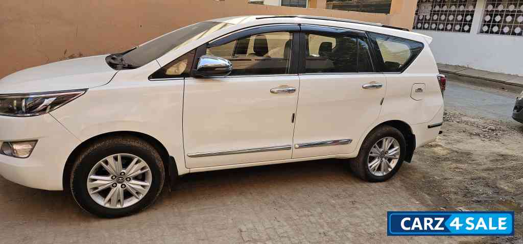 Super White Toyota Innova CRYSTA 2.8 Z Super White Toyota Innova CRYSTA 2.8 Z