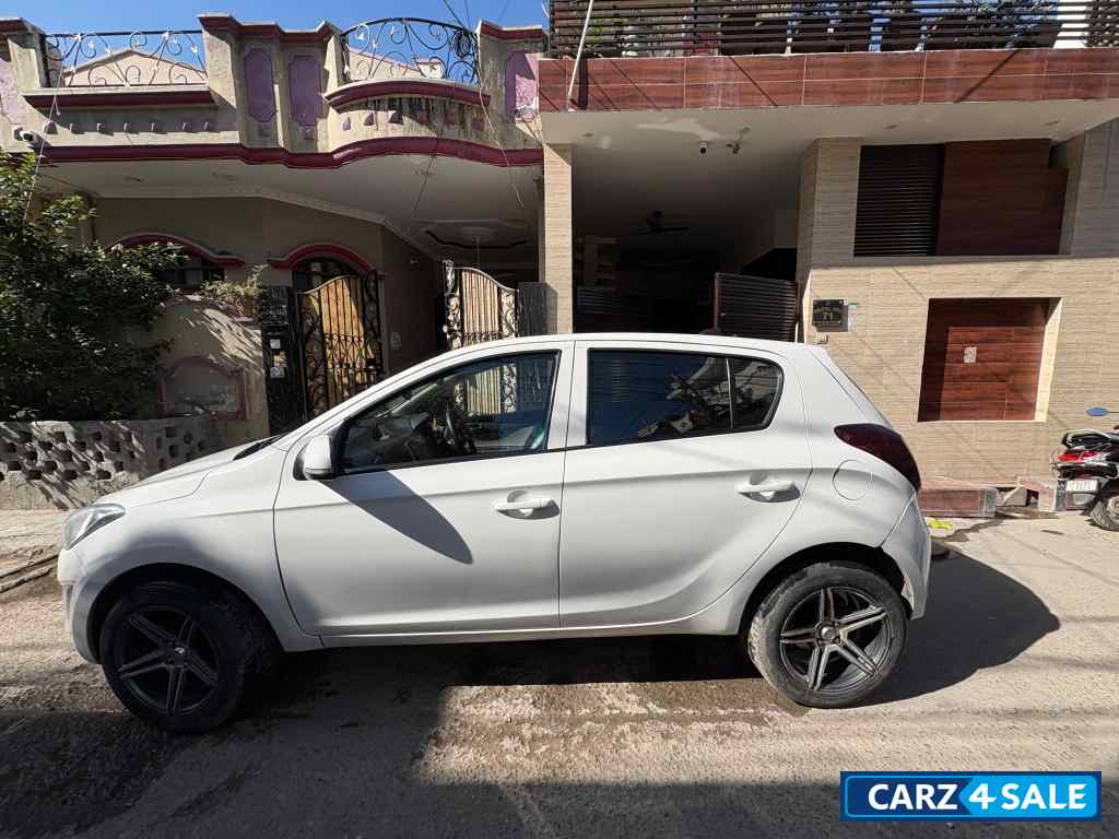 C White Hyundai i20 Sportz C White Hyundai i20 Sportz