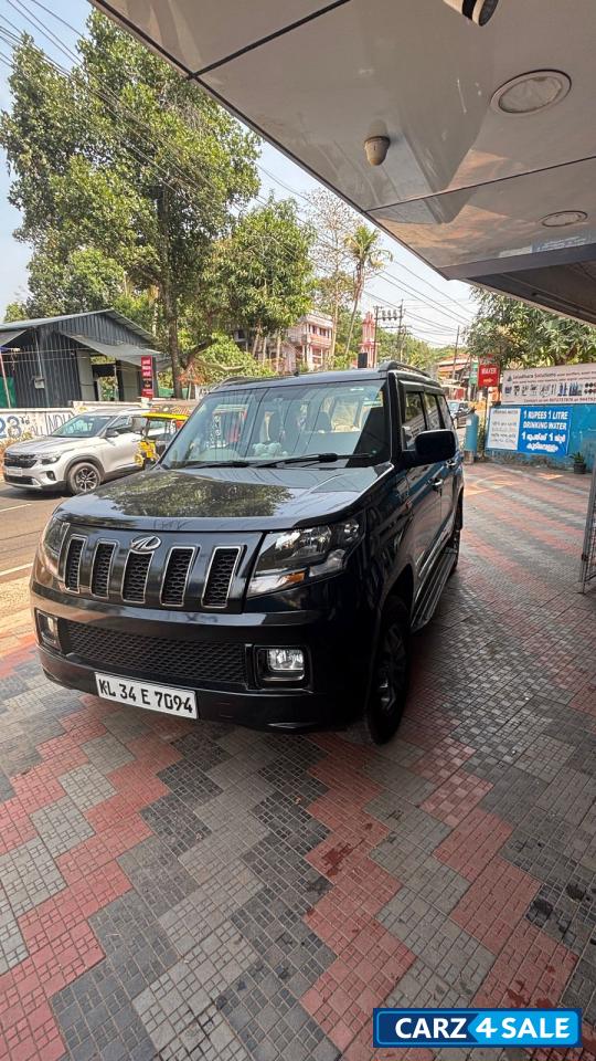 Mahindra TUV300 T10