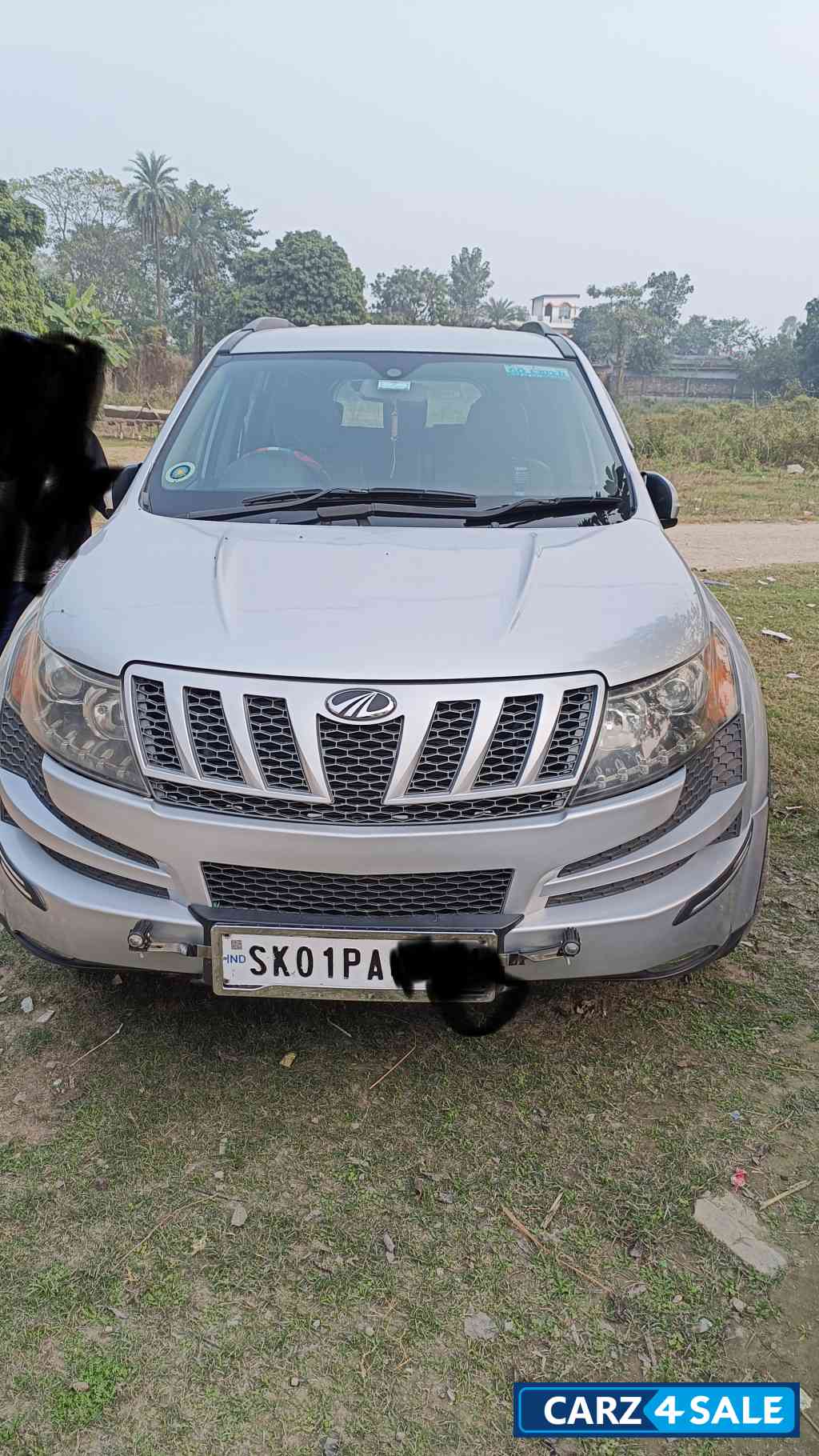 M Silver Mahindra XUV 500 W8