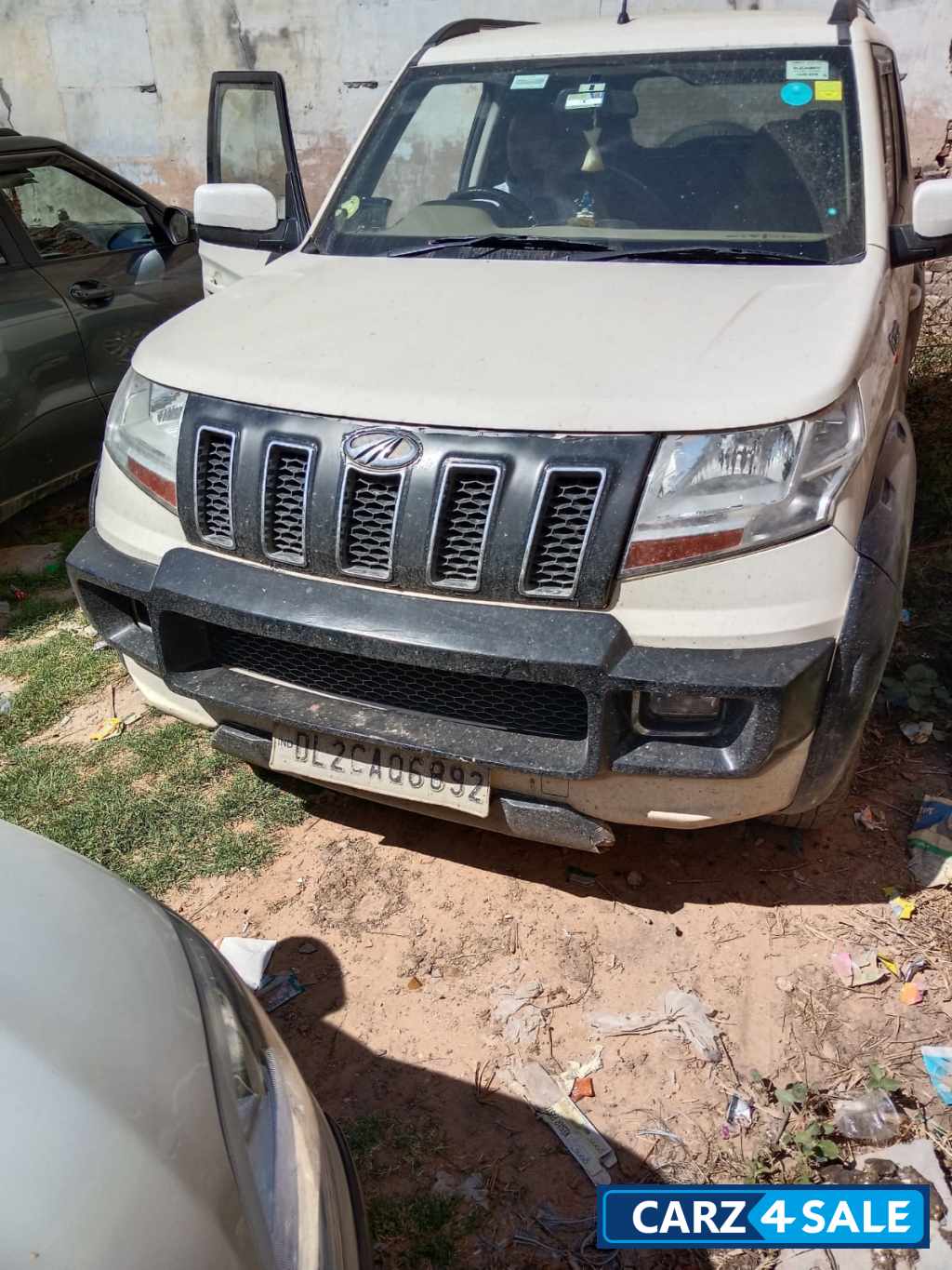 Mahindra TUV300 T8amt Mahindra TUV300 T8amt