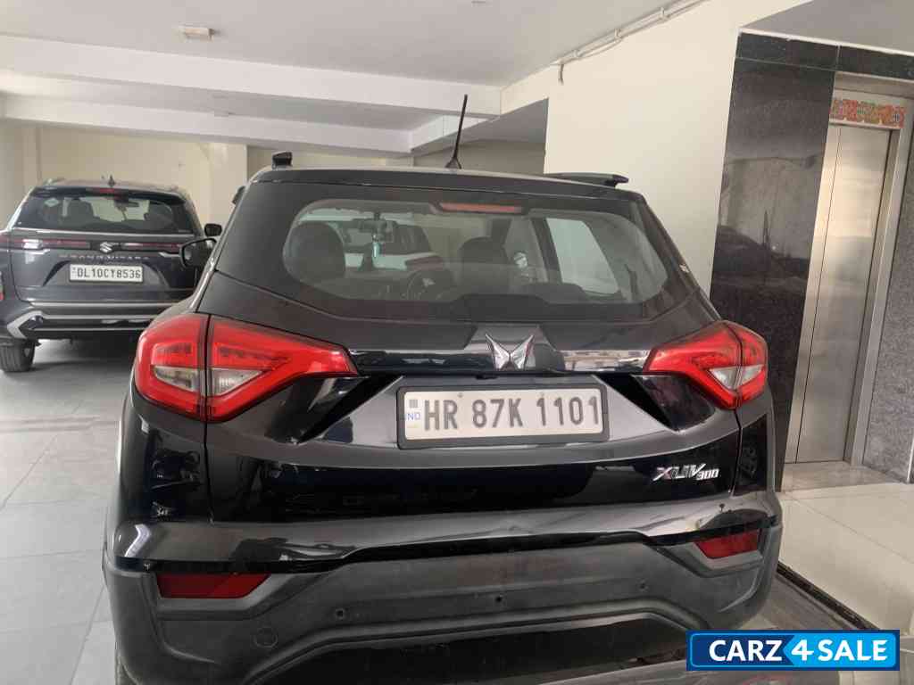 Black Mahindra XUV300 W6 sunroof bs6 Black Mahindra XUV300 W6 sunroof bs6