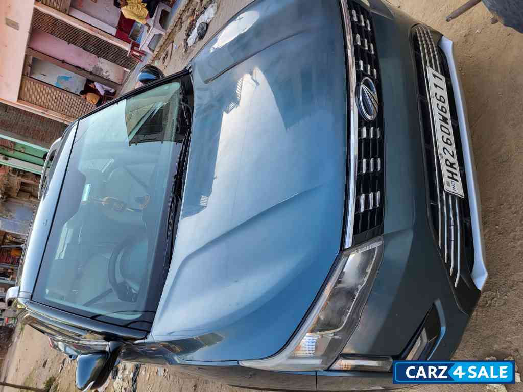 Mahindra XUV300 W8 Optional