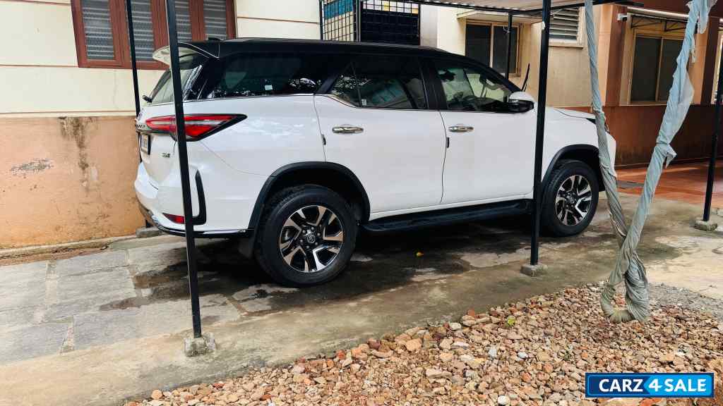 White Toyota Fortuner LEGENDER 4x4 AT White Toyota Fortuner LEGENDER 4x4 AT