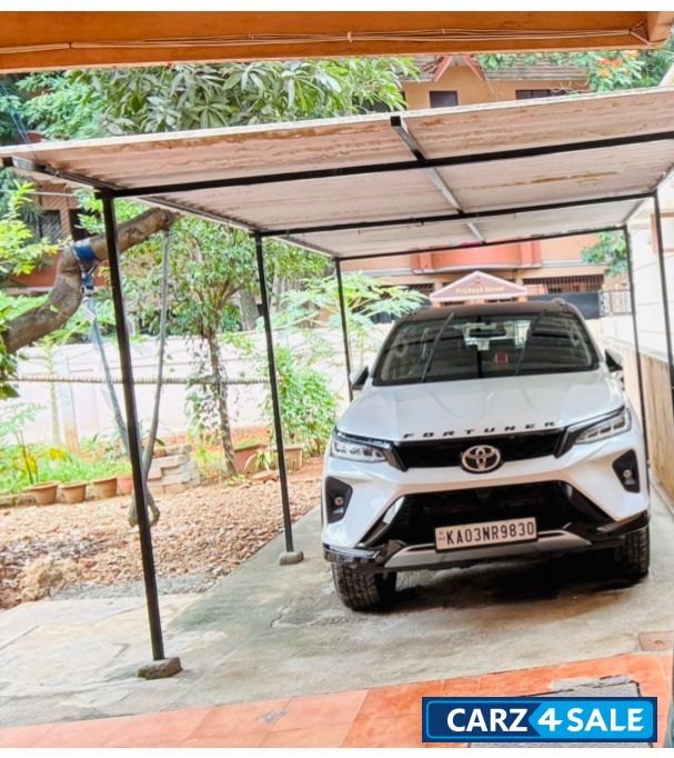 White Toyota Fortuner LEGENDER 4x4 AT White Toyota Fortuner LEGENDER 4x4 AT