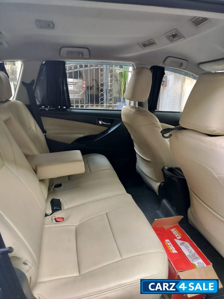 Super White Toyota Innova Crysta 2.4 G 8 Seater Super White Toyota Innova Crysta 2.4 G 8 Seater