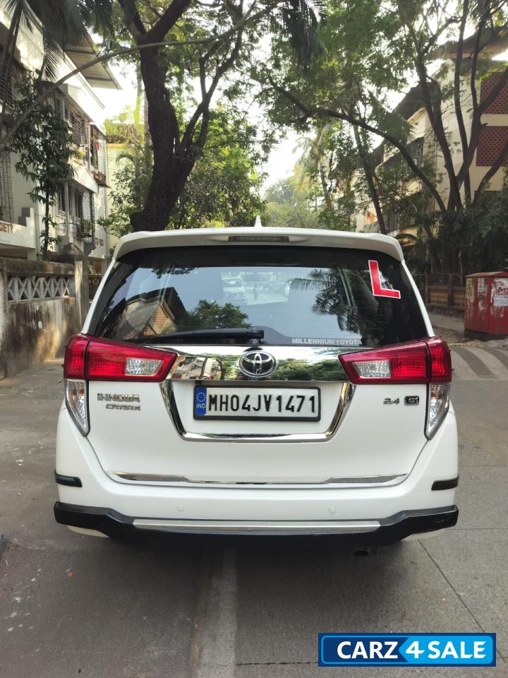 Super White Toyota Innova Crysta 2.4 G 8 Seater Super White Toyota Innova Crysta 2.4 G 8 Seater