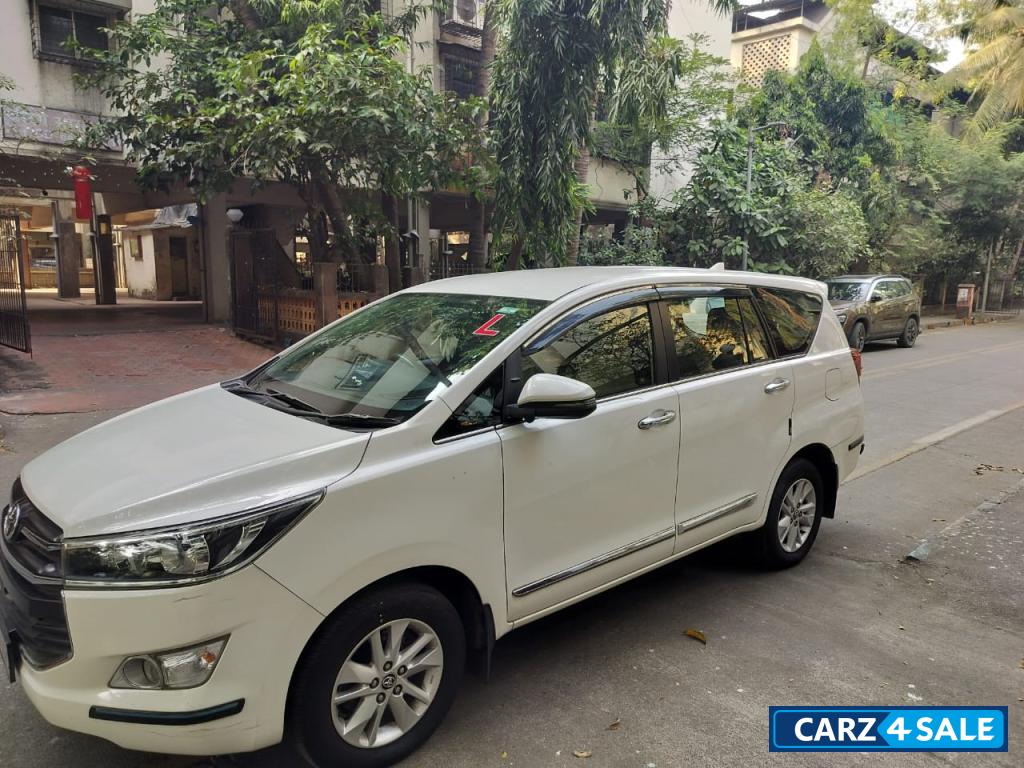Super White Toyota Innova Crysta 2.4 G 8 Seater Super White Toyota Innova Crysta 2.4 G 8 Seater