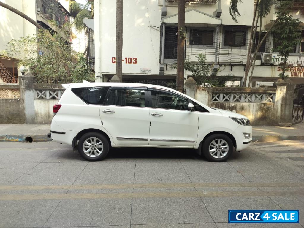 Super White Toyota Innova Crysta 2.4 G 8 Seater Super White Toyota Innova Crysta 2.4 G 8 Seater