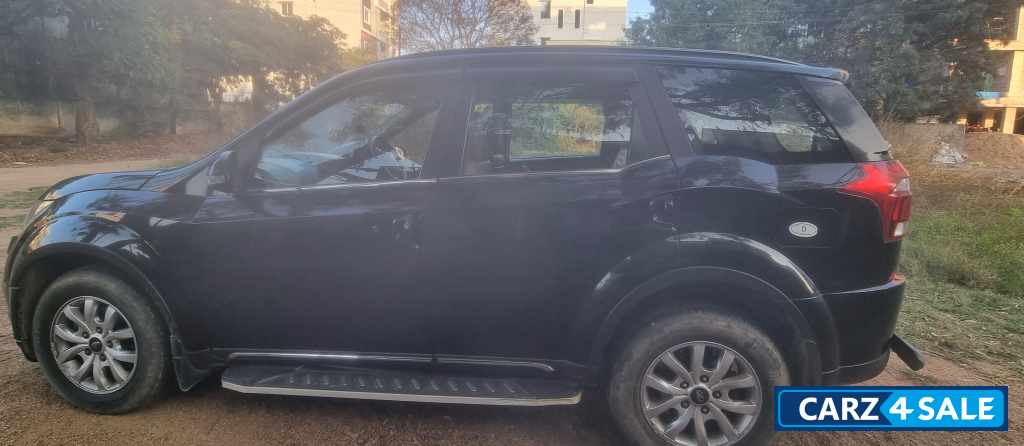 Black Mahindra XUV 500 W9